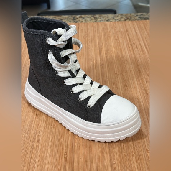 Bershka Black and White High-Top Sneakers - Picture 5 of 15